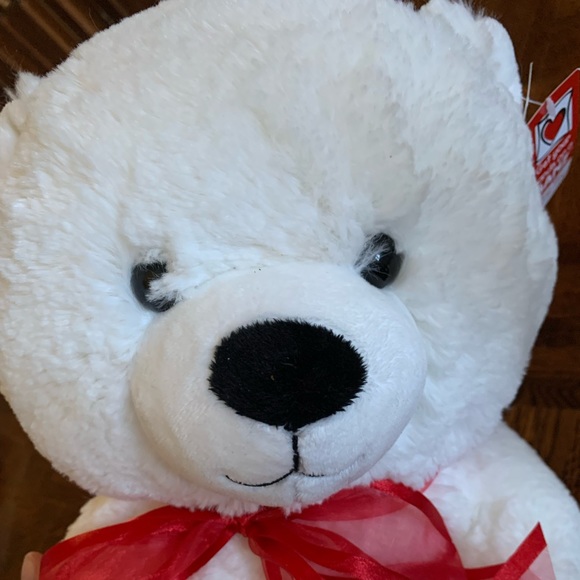 white bear holding heart - Picture 2 of 4